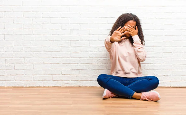 Jovem Negra Afro Americana Cobrindo Rosto Com Mão Colocando Outra — Fotografia de Stock