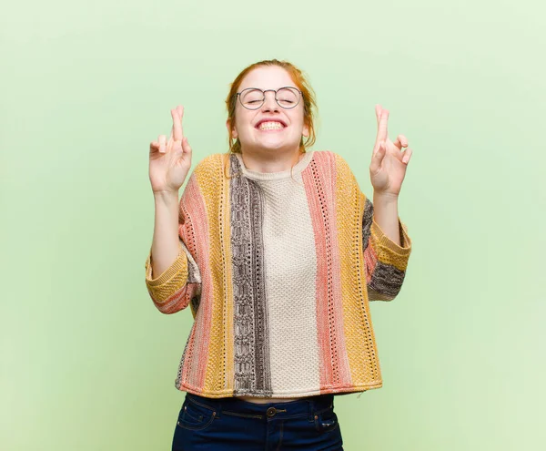 Junge Hübsche Rote Frau Lächelt Und Drückt Ängstlich Beide Daumen — Stockfoto