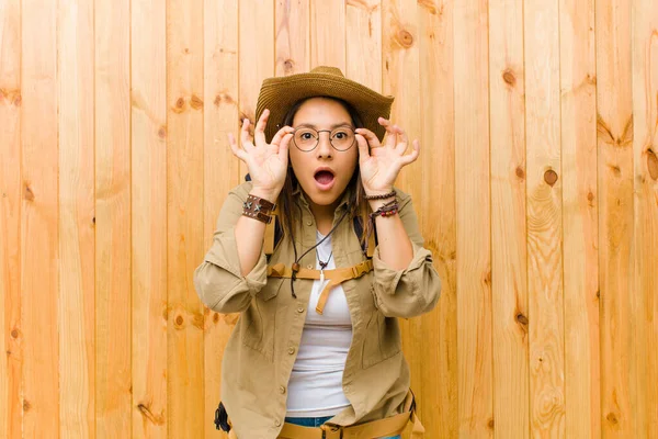 Mujer Exploradora Latina Joven Contra Fondo Pared Madera —  Fotos de Stock