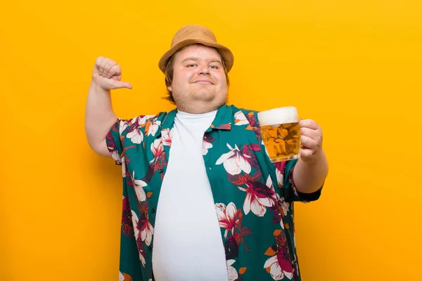 Junger Mann Mit Einem Pint Bier Gegen Flache Wand — Stockfoto