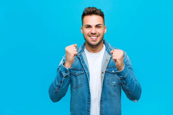 Genç Spanyol Adam Şok Olmuş Heyecanlı Mutlu Hissediyor Gülüyor Başarıyı — Stok fotoğraf