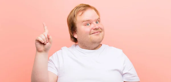 Giovane Uomo Grandi Dimensioni Sorridente Allegramente Felicemente Puntando Verso Alto — Foto Stock