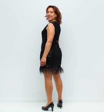 Orta yaşlı güzel bir kadın izole edilmiş ve düz arkaplanda poz veriyor.