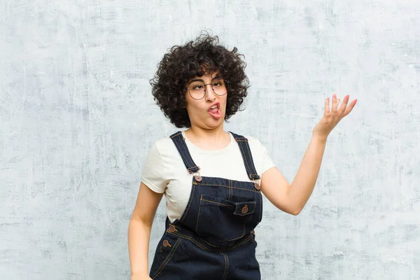 Ung Söt Afro Kvinna Rycka Med Dum Galen Förvirrad Förbryllad — Stockfoto