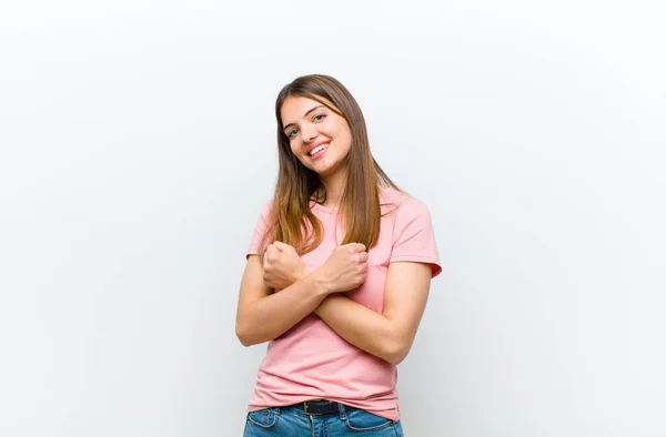 Joven Bonita Mujer Sonriendo Alegremente Celebrando Con Los Puños Apretados —  Fotos de Stock