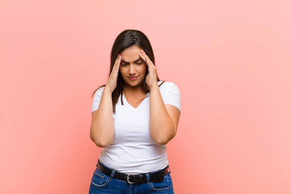 Ung Söt Latinamerikansk Kvinna Ser Stressad Och Frustrerad Arbetar Press — Stockfoto