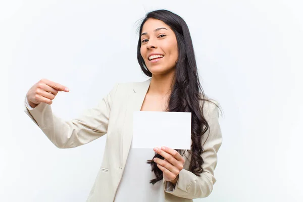 Junge Hispanische Hübsche Frau Mit Einem Plakat — Stockfoto