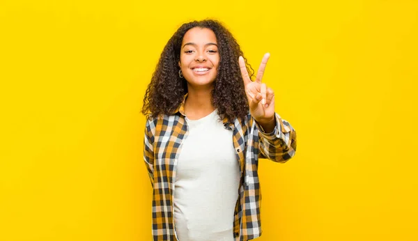Joven Mujer Afroamericana Bonita Sonriendo Luciendo Feliz Despreocupada Positiva Haciendo — Foto de Stock