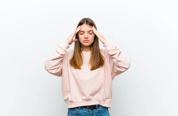 Jovem Bonita Mulher Olhando Concentrado Pensativo Inspirado Brainstorming Imaginando Com — Fotografia de Stock