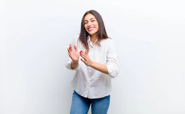 Junge Hübsche Frau Fühlt Sich Glücklich Und Erfolgreich Lächelt Und — Stockfoto