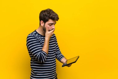 Genç yakışıklı adam turuncu arka planda