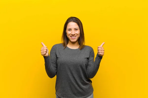 Mulher Latino Americana Sorrindo Alegremente Parecendo Feliz Sentindo Despreocupada Positiva — Fotografia de Stock