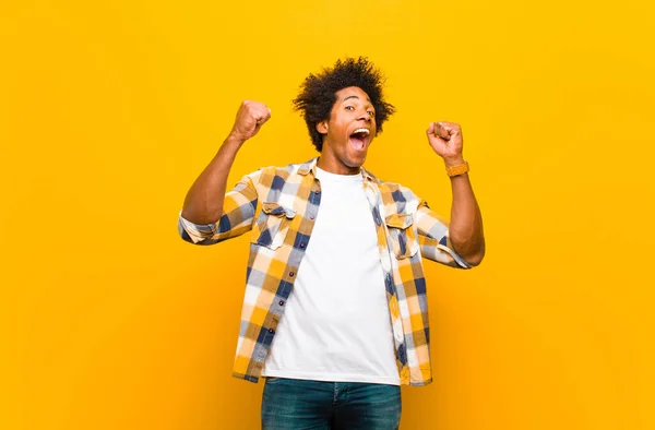 Joven Negro Gritando Triunfalmente Pareciendo Emocionado Feliz Sorprendido Ganador Celebrando —  Fotos de Stock