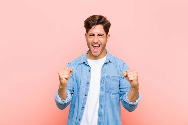 Jovem Bonito Homem Sentindo Feliz Surpreso Orgulhoso Gritando Celebrando Sucesso — Fotografia de Stock