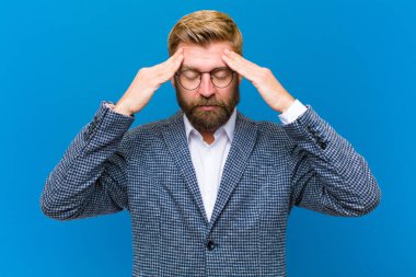 Yoğunlaşmış, düşünceli ve ilham verici, beyin fırtınası ve hayal gücü.