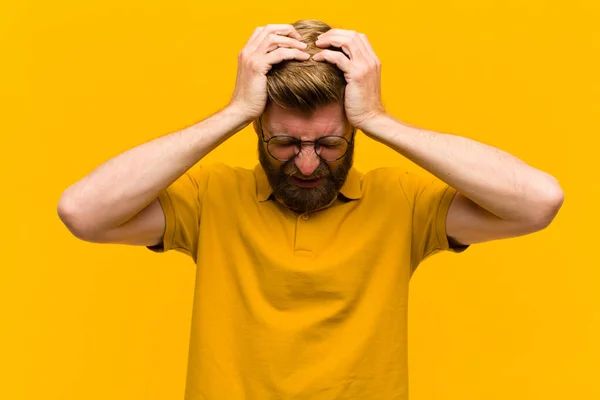 Ung Blond Man Känner Sig Stressad Och Frustrerad Lyfter Händerna — Stockfoto