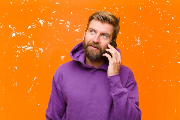 Jeune Homme Blond Avec Téléphone Intelligent Portant Sweat Capuche Violet — Photo