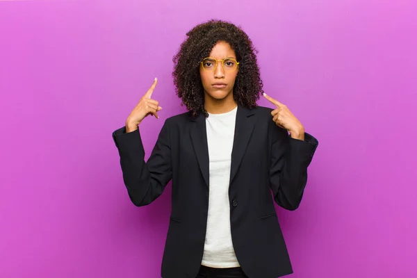 Joven Mujer Negocios Negro Con Una Mala Actitud Buscando Orgulloso — Foto de Stock