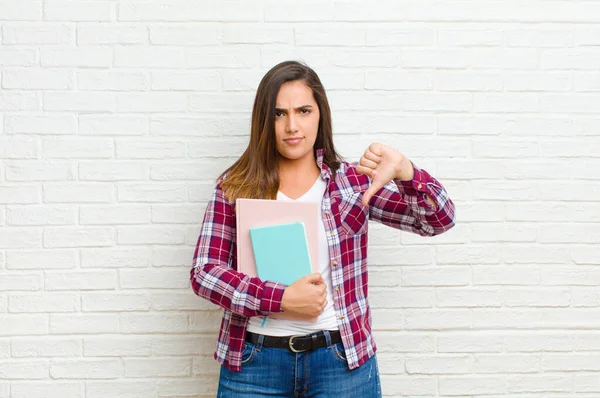 Mujer Bonita Joven Contra Textura Pared Ladrillo —  Fotos de Stock