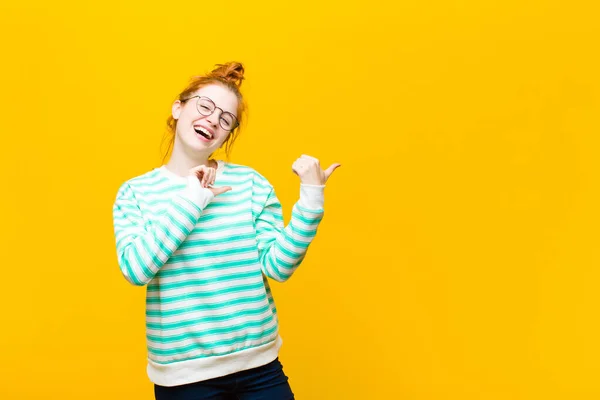 Joven Cabeza Roja Mujer Sonriendo Alegre Casualmente Apuntando Copiar Espacio —  Fotos de Stock