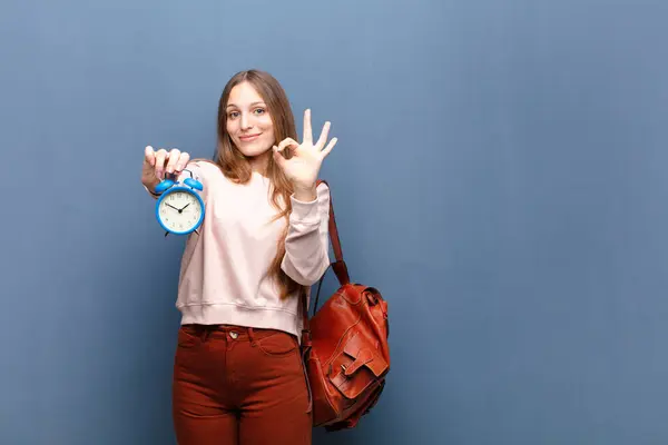 Giovane Bella Donna Con Una Sveglia Contro Muro Blu Con — Foto Stock