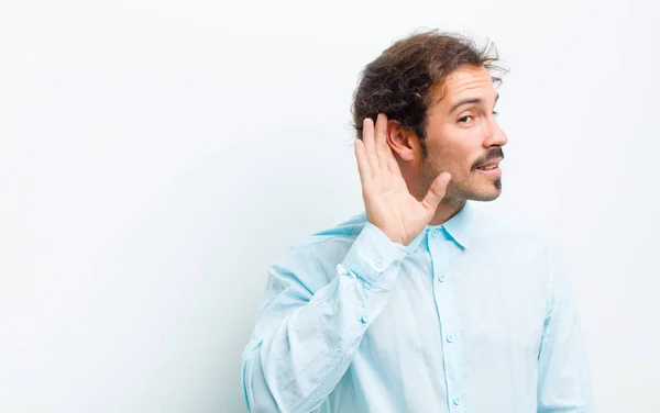 Jovem Homem Bonito Sorrindo Olhando Curiosamente Para Lado Tentando Ouvir — Fotografia de Stock