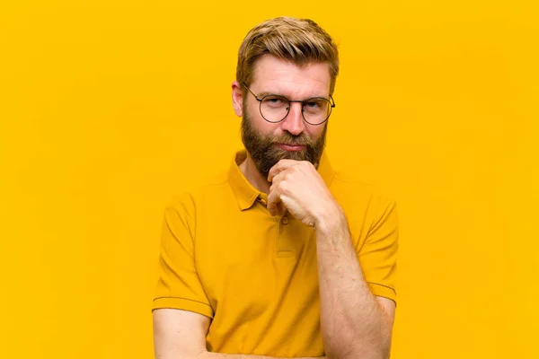 Mladý Blonďatý Muž Vypadá Vážně Zmateně Nejistě Zamyšleně Pochybuje Mezi — Stock fotografie