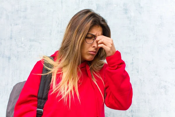 Jong Mooi Student Gevoel Gestrest Ongelukkig Gefrustreerd Raken Voorhoofd Lijden — Stockfoto