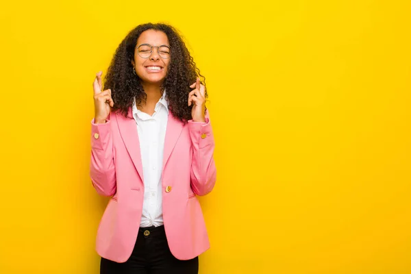 Donna Affari Nera Sorridente Ansiosa Incrociando Entrambe Dita Sentendosi Preoccupato — Foto Stock