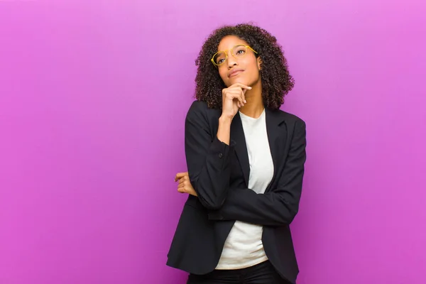 Joven Mujer Negra Negocios Sintiéndose Reflexiva Preguntándose Imaginando Ideas Soñando — Foto de Stock