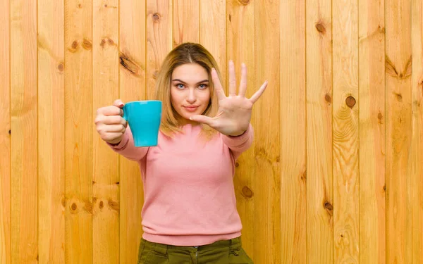 Jong Mooi Blond Vrouw Met Een Koffie Kopje Tegen Houten — Stockfoto