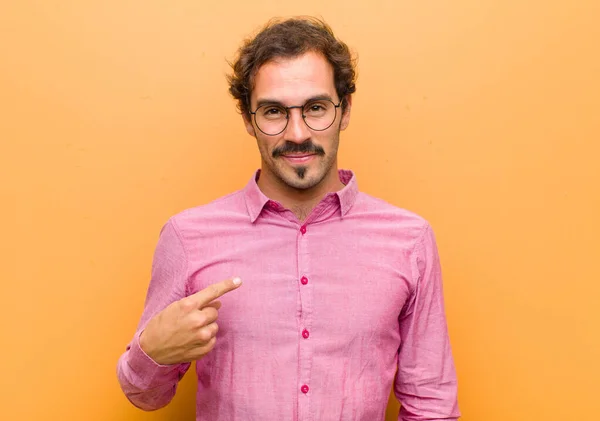 Jovem Bonito Homem Olhando Orgulhoso Confiante Feliz Sorrindo Apontando Para — Fotografia de Stock