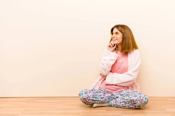 Jeune Femme Pyjama Assis Maison Souriant Joyeusement Rêvant Doutant Regardant — Photo