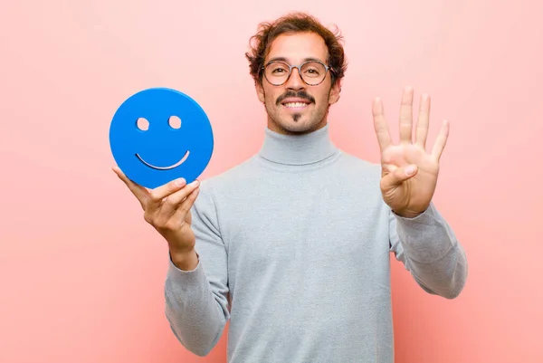 Joven Hombre Guapo Con Una Cara Sonriente Contra Pared Plana —  Fotos de Stock