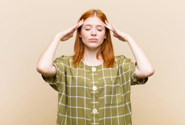 Genç kızıl saçlı güzel bir kadın. Yoğunlaşmış, düşünceli ve ilham verici görünüyor. Beyin fırtınası yapıyor ve hayal ediyor.