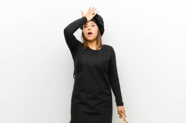 Bir hata yaptıktan ya da hatırladıktan sonra beyaz arka planda kendini aptal gibi hissederek avuçtan avuca kadar büyüten aşçı kadın.