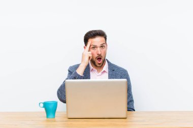 Genç yakışıklı işadamı şaşırmış, ağzı açık, şok olmuş, yeni bir düşünce, fikir ya da konsept keşfediyor.