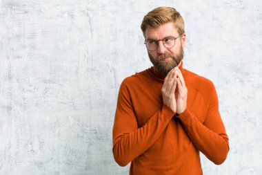 Kibirli, haylaz ve kibirli. Şeytani bir plan kurarken ya da bir numara düşünürken.