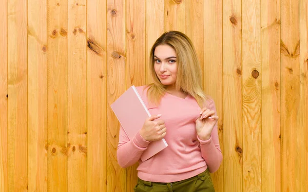 Jovem Mulher Loira Bonita Com Livros Contra Parede Madeira — Fotografia de Stock