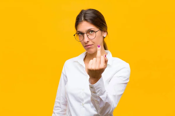 Genç Kadını Kızgın Sinirli Asi Agresif Hissediyor Orta Parmağını Sallıyor — Stok fotoğraf