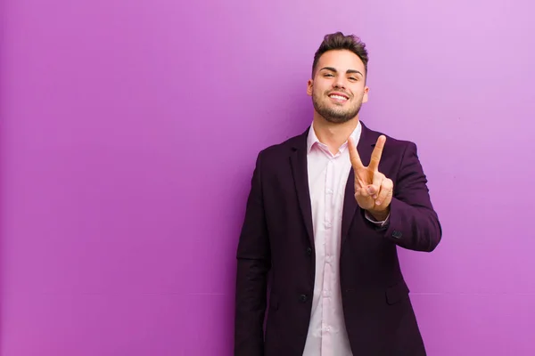 Jovem Hispânico Sorrindo Olhando Feliz Despreocupado Positivo Gesticulando Vitória Paz — Fotografia de Stock