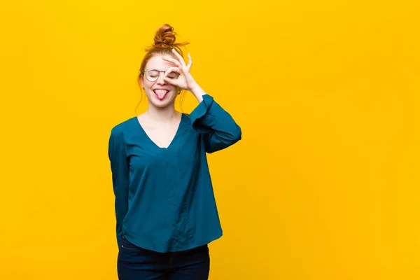 Jovem Mulher Cabeça Vermelha Sorrindo Feliz Com Cara Engraçada Brincando — Fotografia de Stock