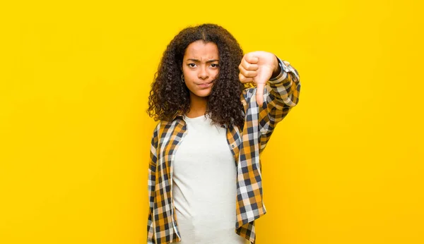 Jovem Afro Americana Bonita Sentindo Cruz Irritado Irritado Desapontado Descontente — Fotografia de Stock