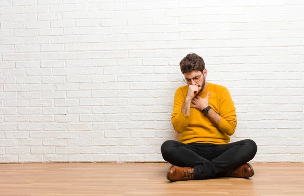 Jonge Knappe Man Zitten Vloer Tegen Baksteen Muur Textuur — Stockfoto