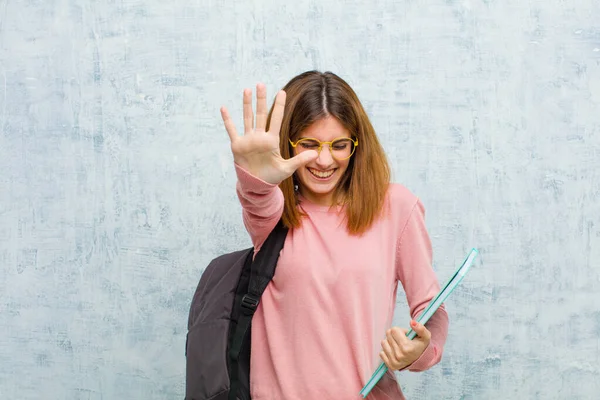 Jonge Student Vrouw Glimlachend Zoek Vriendelijk Tonen Nummer Vijf Vijfde — Stockfoto