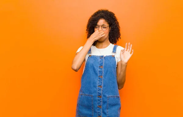 Giovane Bella Donna Nera Sente Disgustato Tenendo Naso Evitare Annusare — Foto Stock