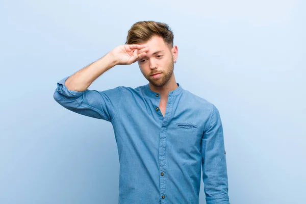 Joven Hombre Negocios Buscando Estresado Cansado Frustrado Secando Sudor Frente — Foto de Stock