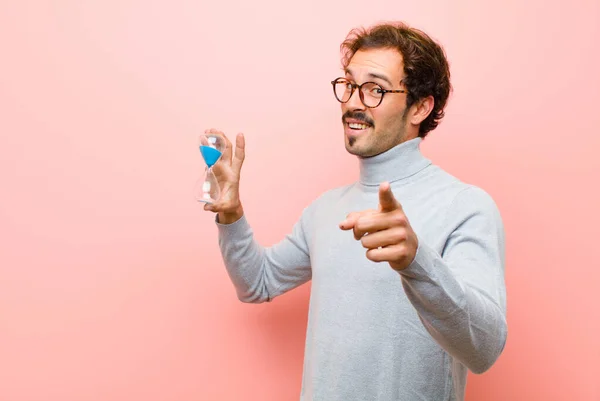 Joven Hombre Guapo Con Temporizador Reloj Arena Contra Pared Plana — Foto de Stock