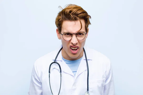 Νέος Γιατρός Κόκκινο Κεφάλι Αναζητούν Σοκαρισμένος Θυμωμένος Ενοχλημένος Απογοητευμένος Ανοιχτό — Φωτογραφία Αρχείου