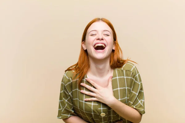 Jong Rood Hoofd Mooi Vrouw Lachen Hardop Naar Een Hilarische — Stockfoto